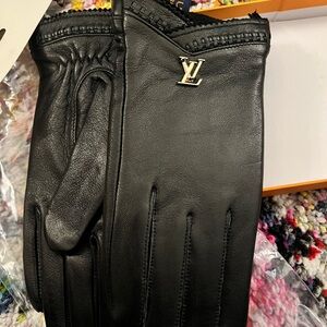 Woman’s gloves